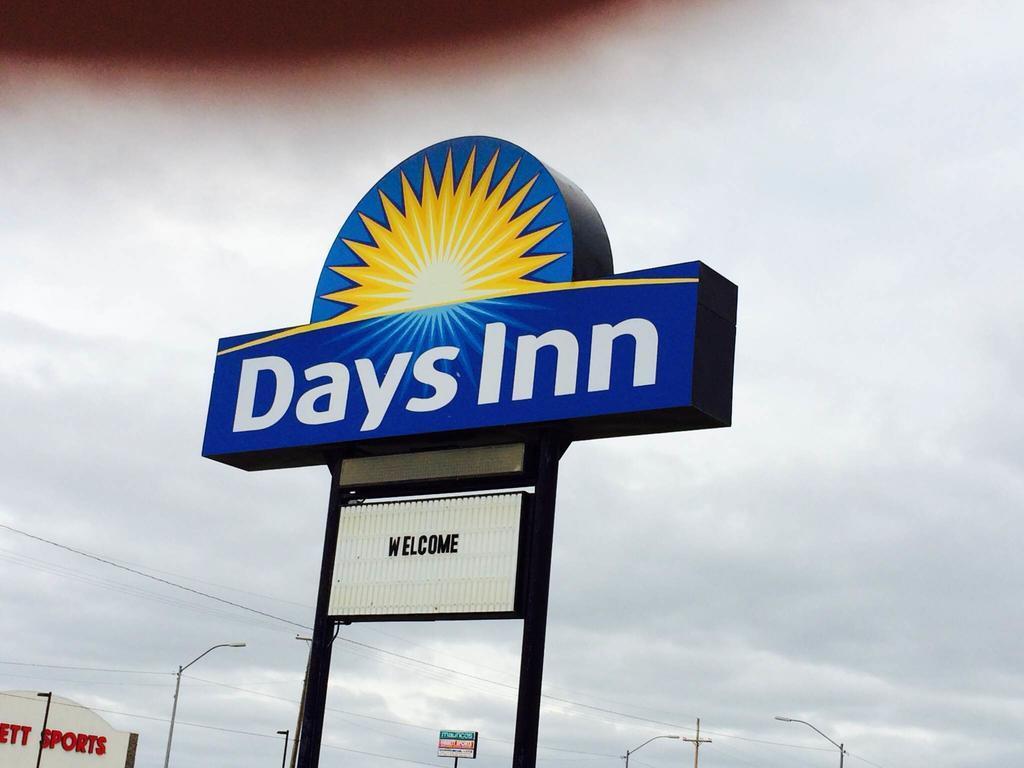 Days Inn By Wyndham Pratt Εξωτερικό φωτογραφία
